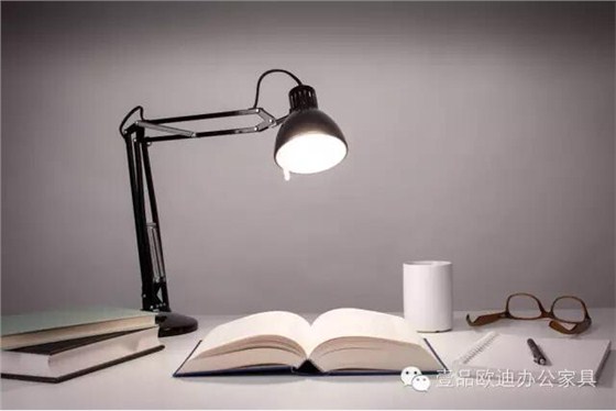 簡單3招，擺脫辦公桌下各種電源線雜亂困擾？