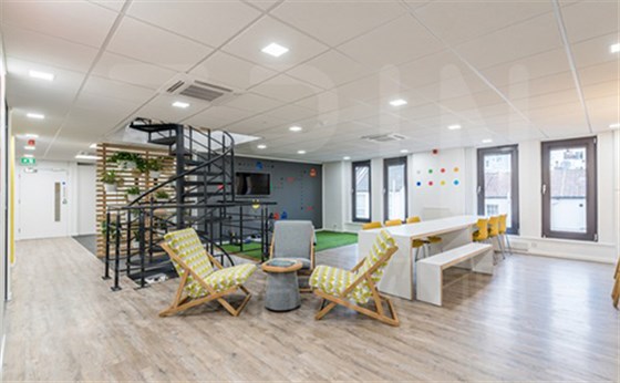 企業采購成套辦公家具要多少錢