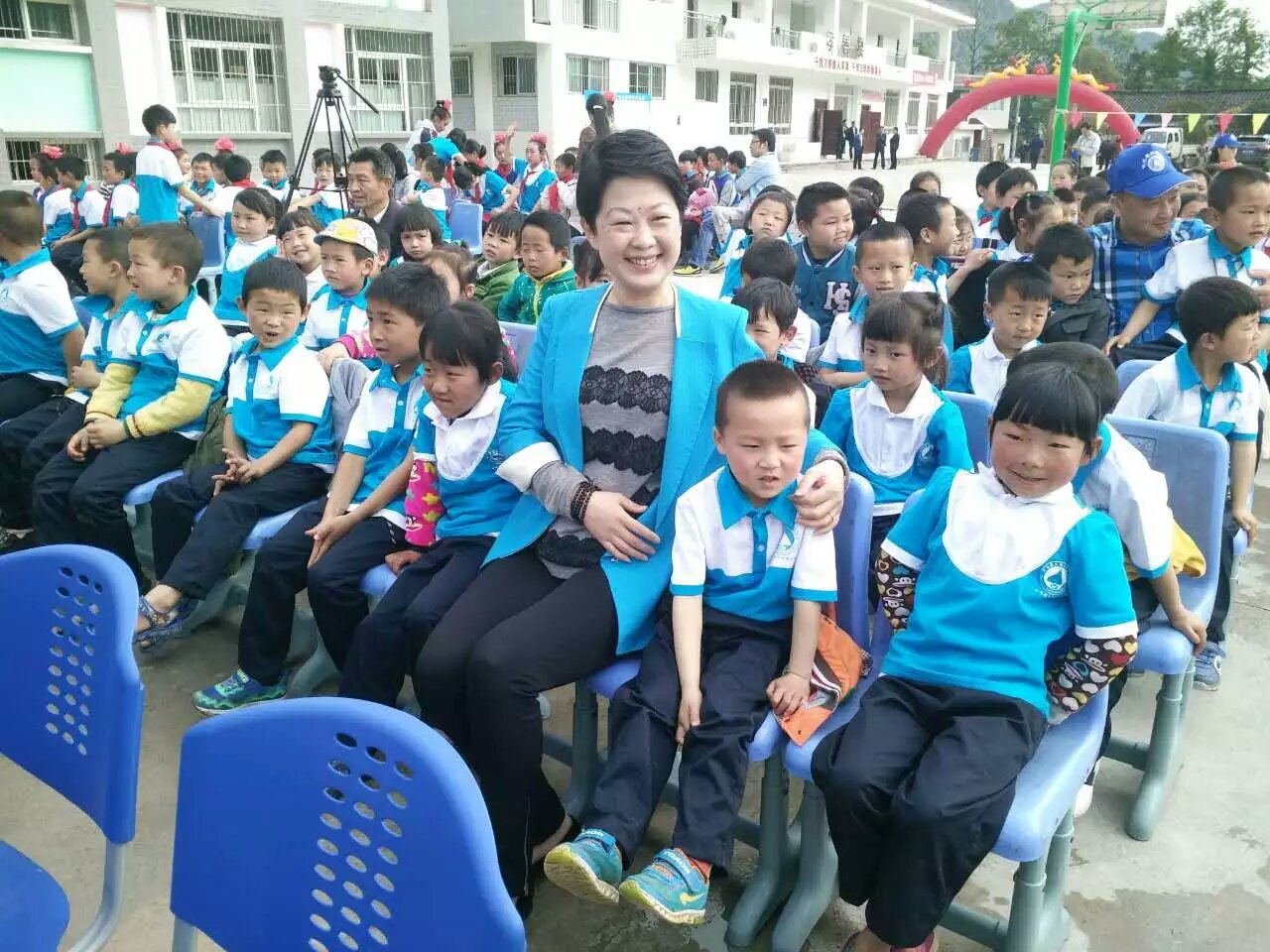 “災后重建 精準扶貧 春暖童心”-壹品歐迪總經理陶秀娟女士與孩子們在一起！