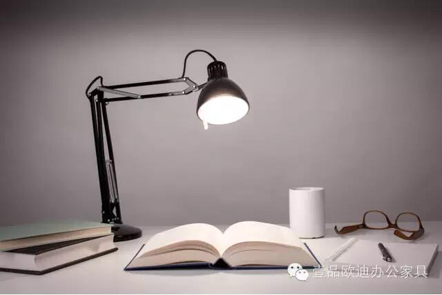 簡單3招，擺脫辦公桌下各種電源線雜亂困擾？